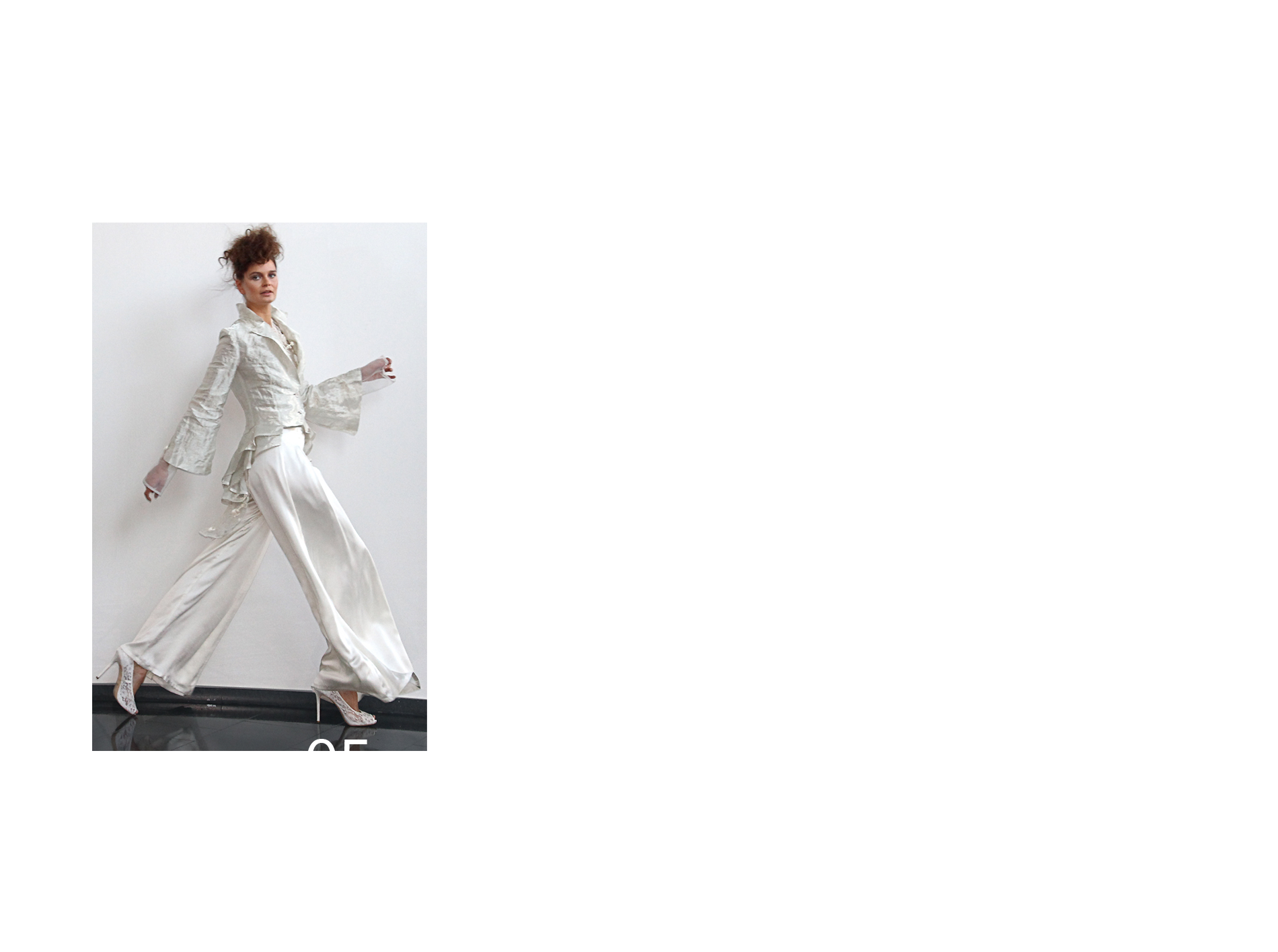 Eleganter Hochzeitsanzug für die Braut, die auf feminine Art die Hosen an hat